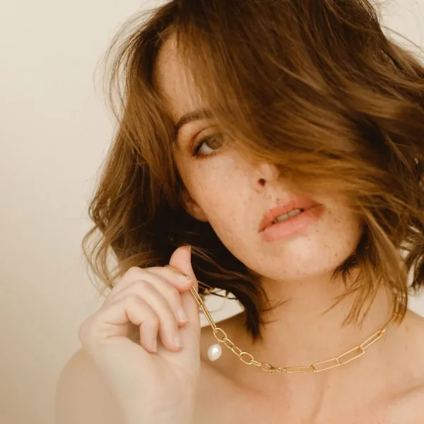 Gisel B Colliers>Collier Hope